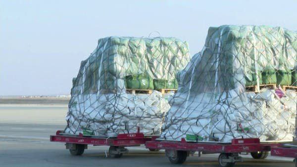 طائرة مساعدات سعودية ثانية تحط...