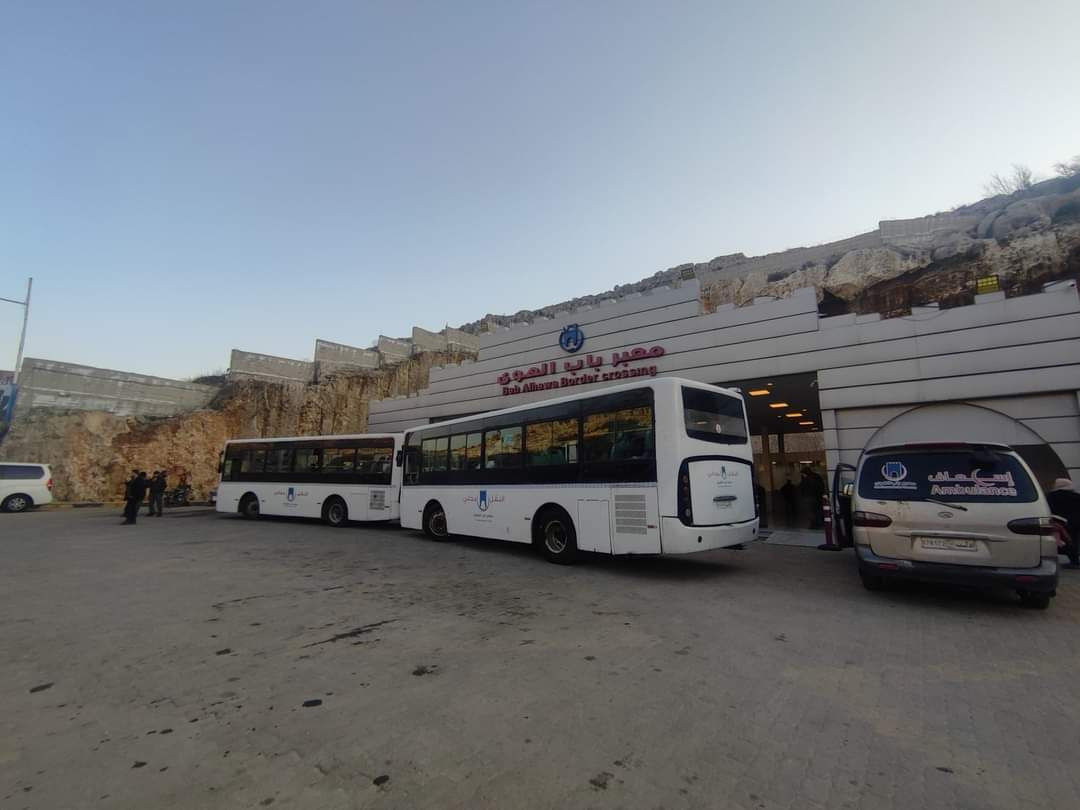 السوريون يتوافدون إلى الداخل ا...