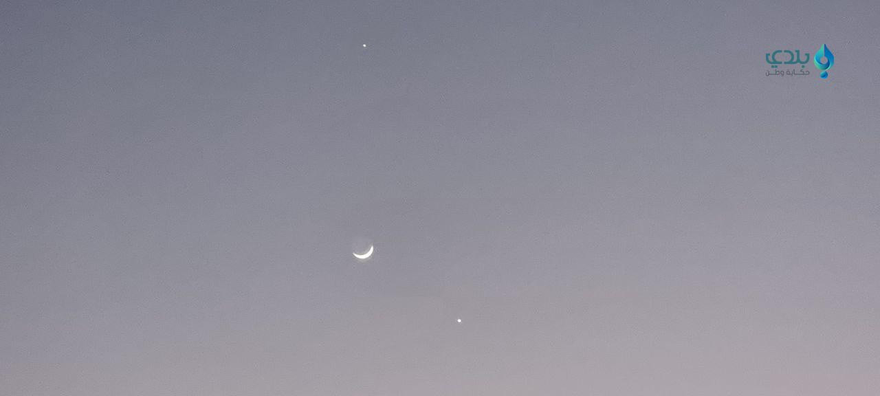 ظهور كوكبين قريبين من القمر.....