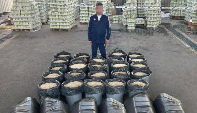 "أبوظبي" تحبط تهريب 4.5 مليون...