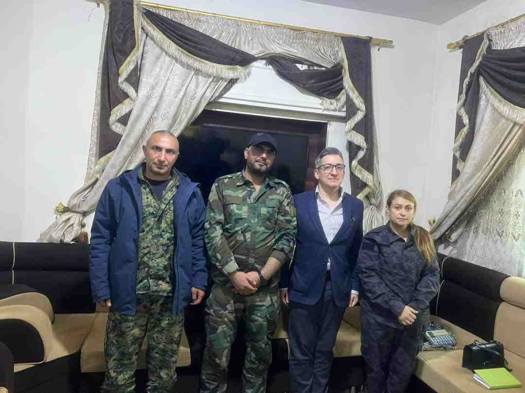 المبعوث الأميركي يلتقى بشيوخ ع...