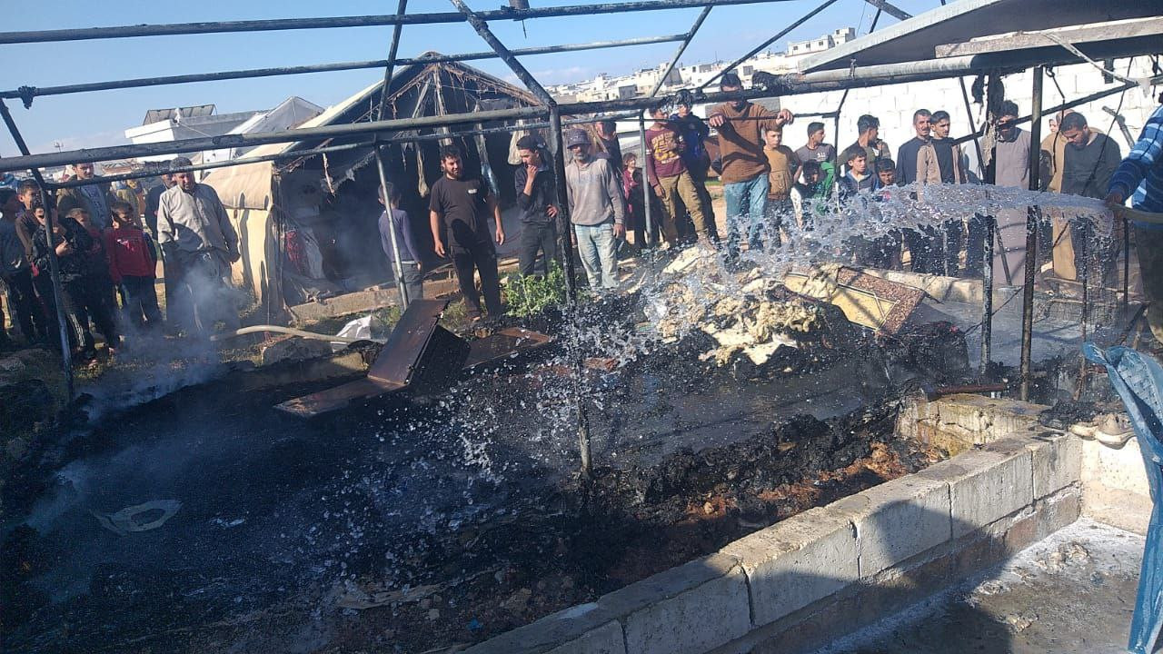 بالفيديو..حريق في مخيم "قيم" ش...