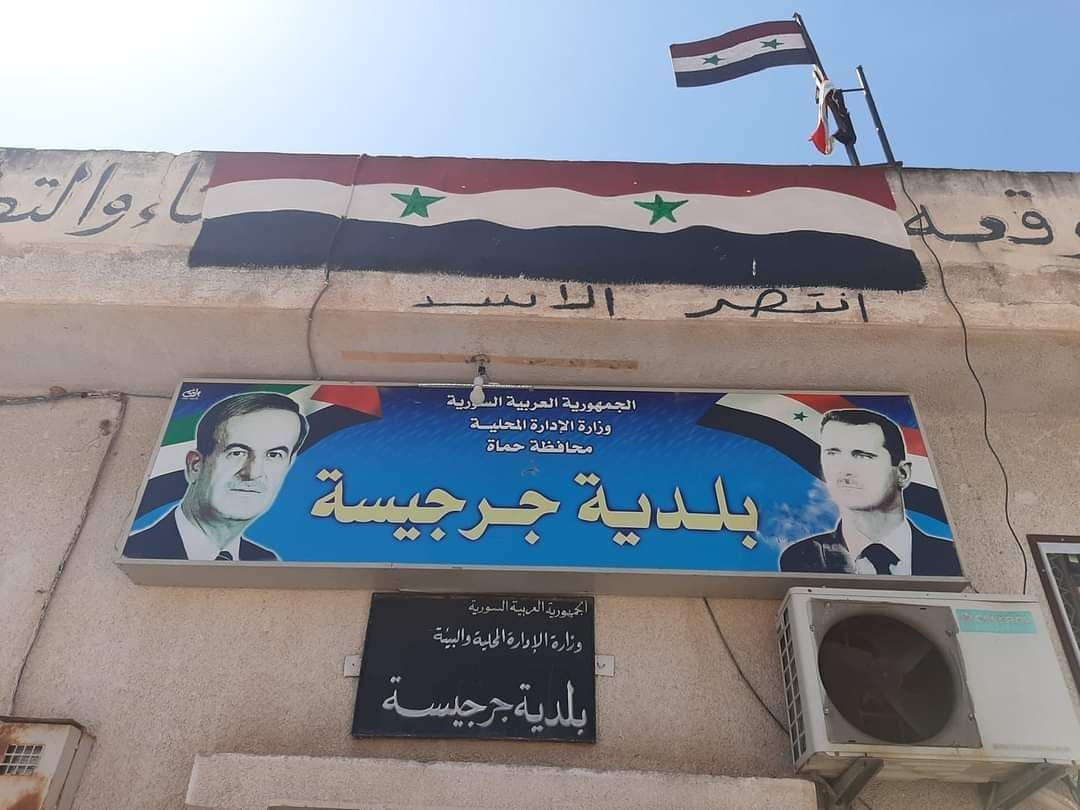 مواطنون يعرّون رئيس بلدية في ح...