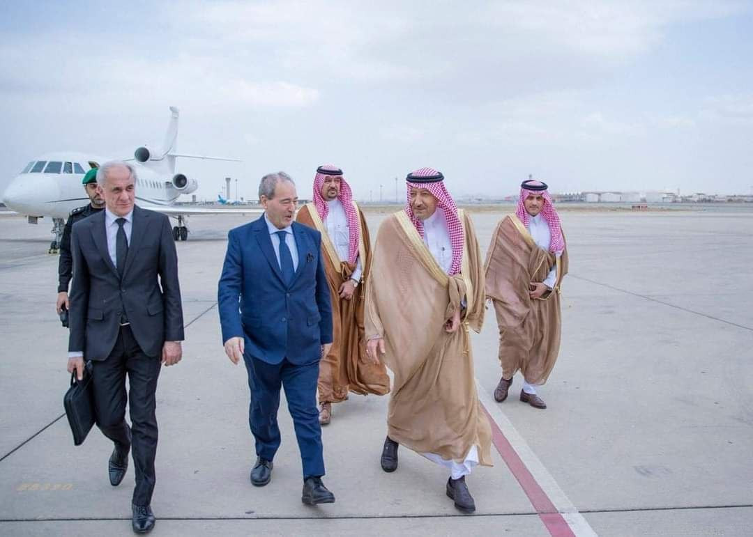 وفد من النظام يصل السعودية تمه...