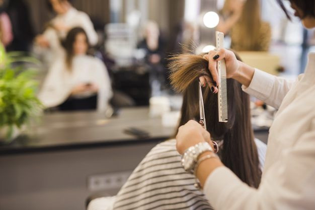 صالونات التجميل مهددة بالإغلاق...