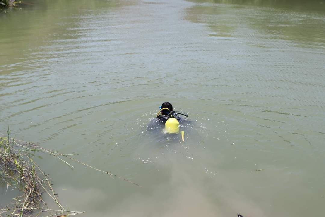 فرق الدفاع المدني تنتشل جثة شا...