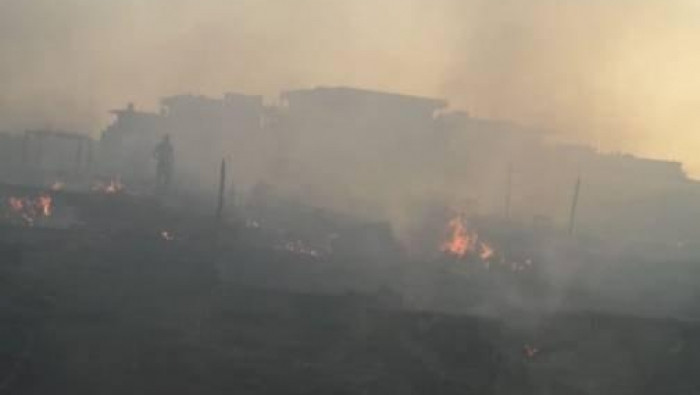 لبنانيون يضرمون النار في مخيما...