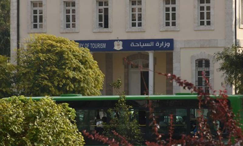 خريجو المعهد الفندقي يبحثون عن...