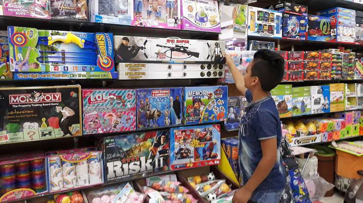 أسعار اﻷلعاب لم ترحم الصغار في...