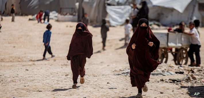 فرنسا تعيد 10 نساء و25 طفلا من...