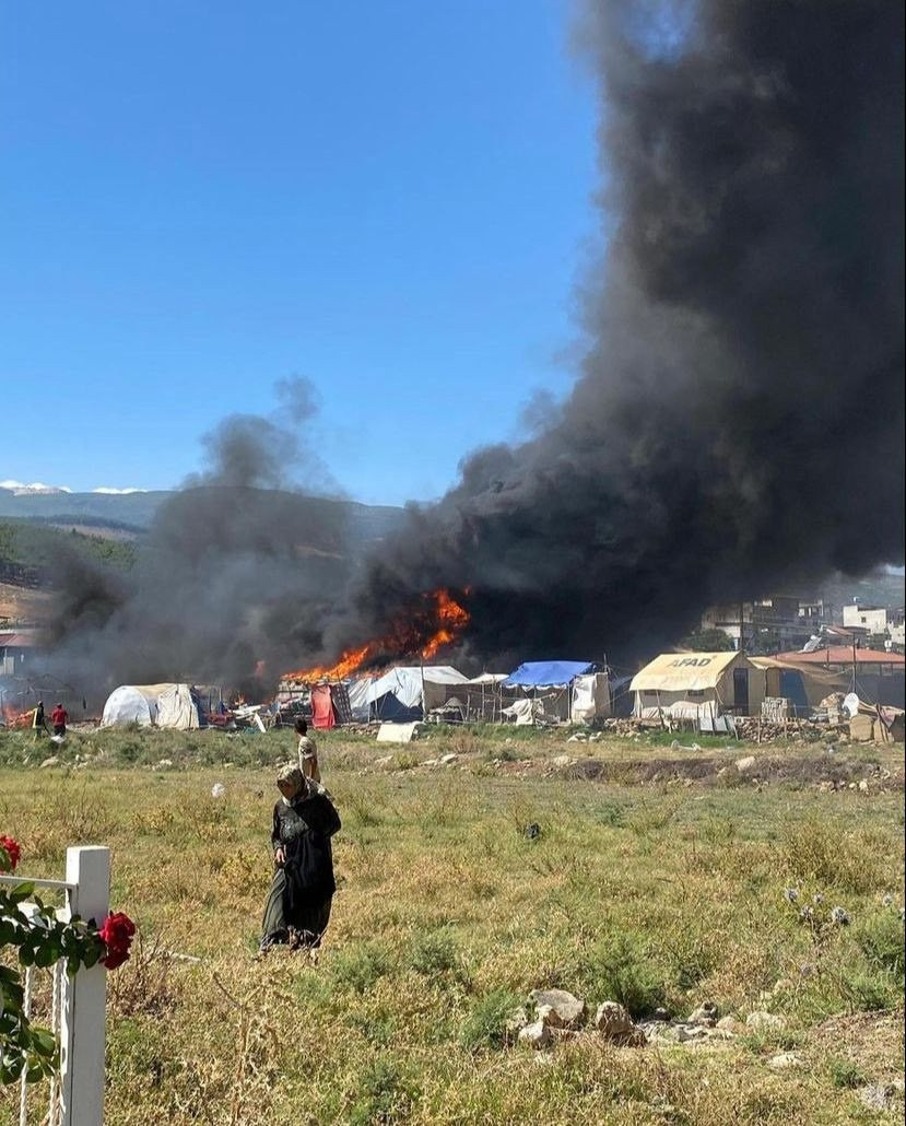 حريق يلتهم 50 خيمة للاجئين الس...