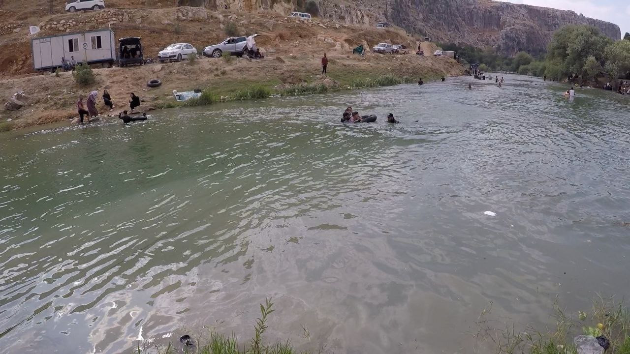 "الخوذ البيضاء" تنقذ ثلاثة أطف...