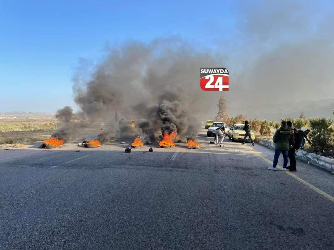 توتر في السويداء.. قطع طريق دم...