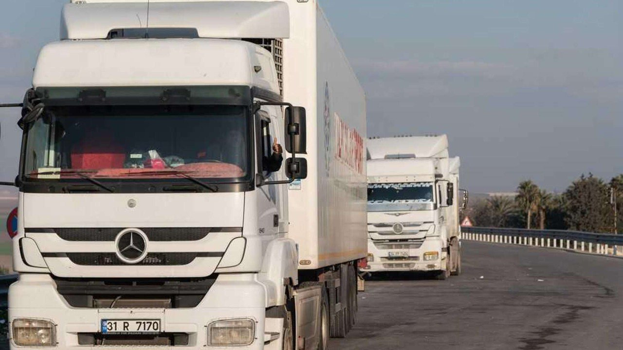 دخول 3 شاحنات إغاثية مقدمة من...