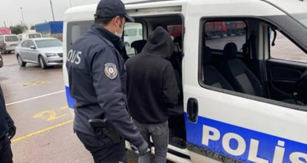 تركي يطلق الرصاص على لاجئ سوري...