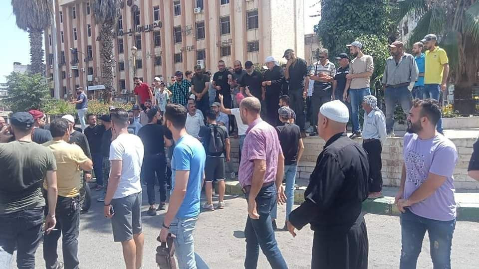 "سورية ألنا وما هي لبيت الأسد"...