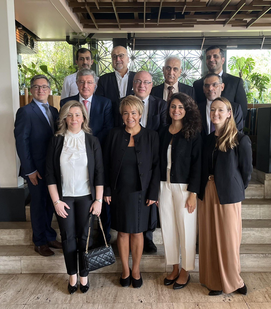 المبعوث الأمريكي يبحث مع المعا...