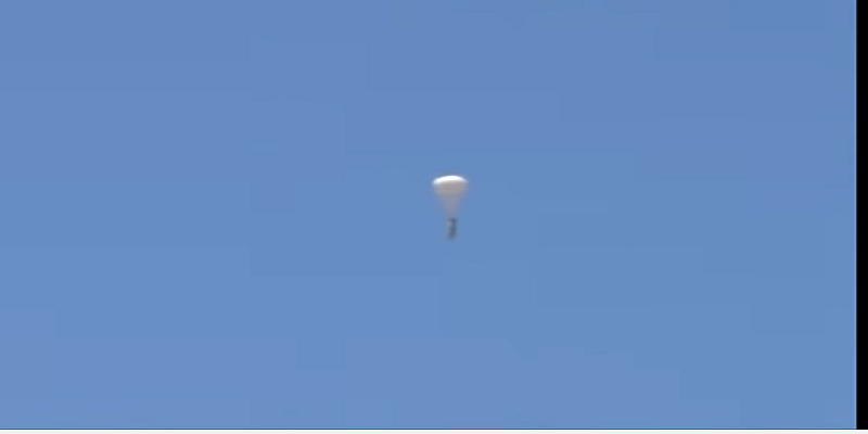 ما حقيقة القنابل "المظلية" الت...