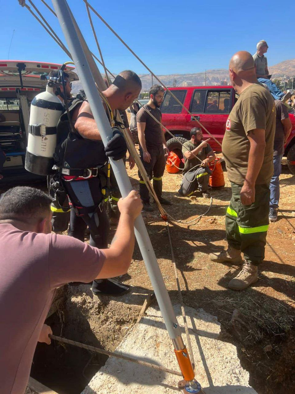 الدفاع المدني اللبناني ينتشل ج...