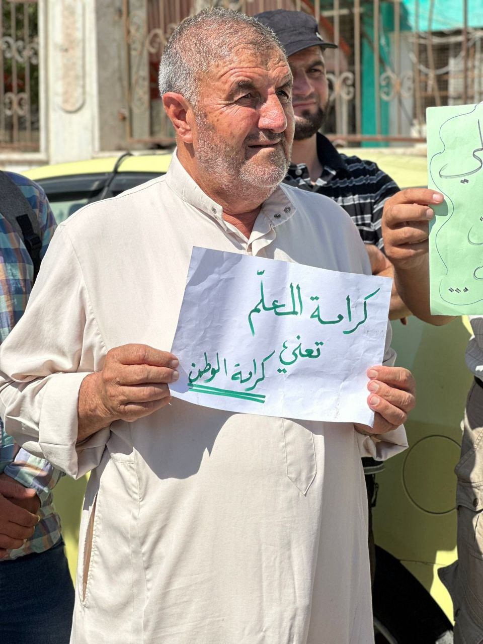 معلمو إدلب ينفذون وقفة احتجاجي...