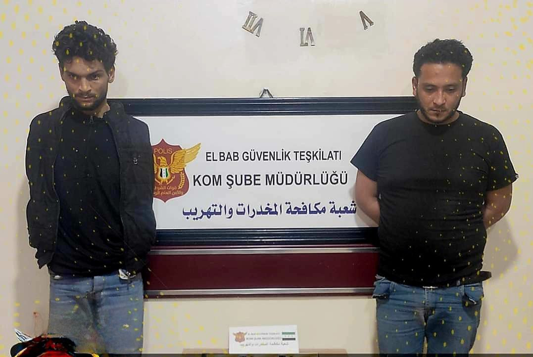 شرطة الباب تعتقل اثنين من مروج...