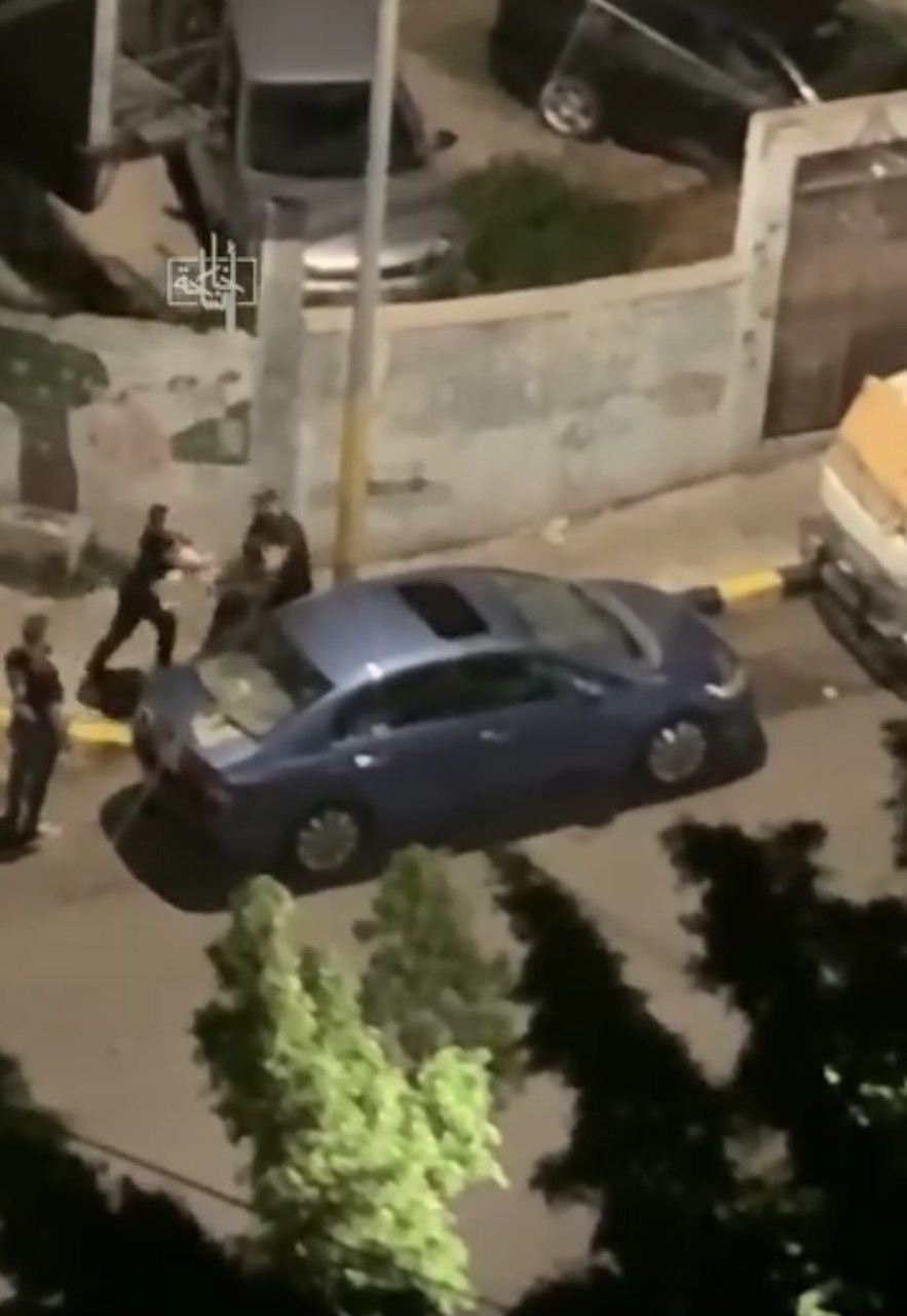 بالضرب والإهانة.. لبنانيون يعت...