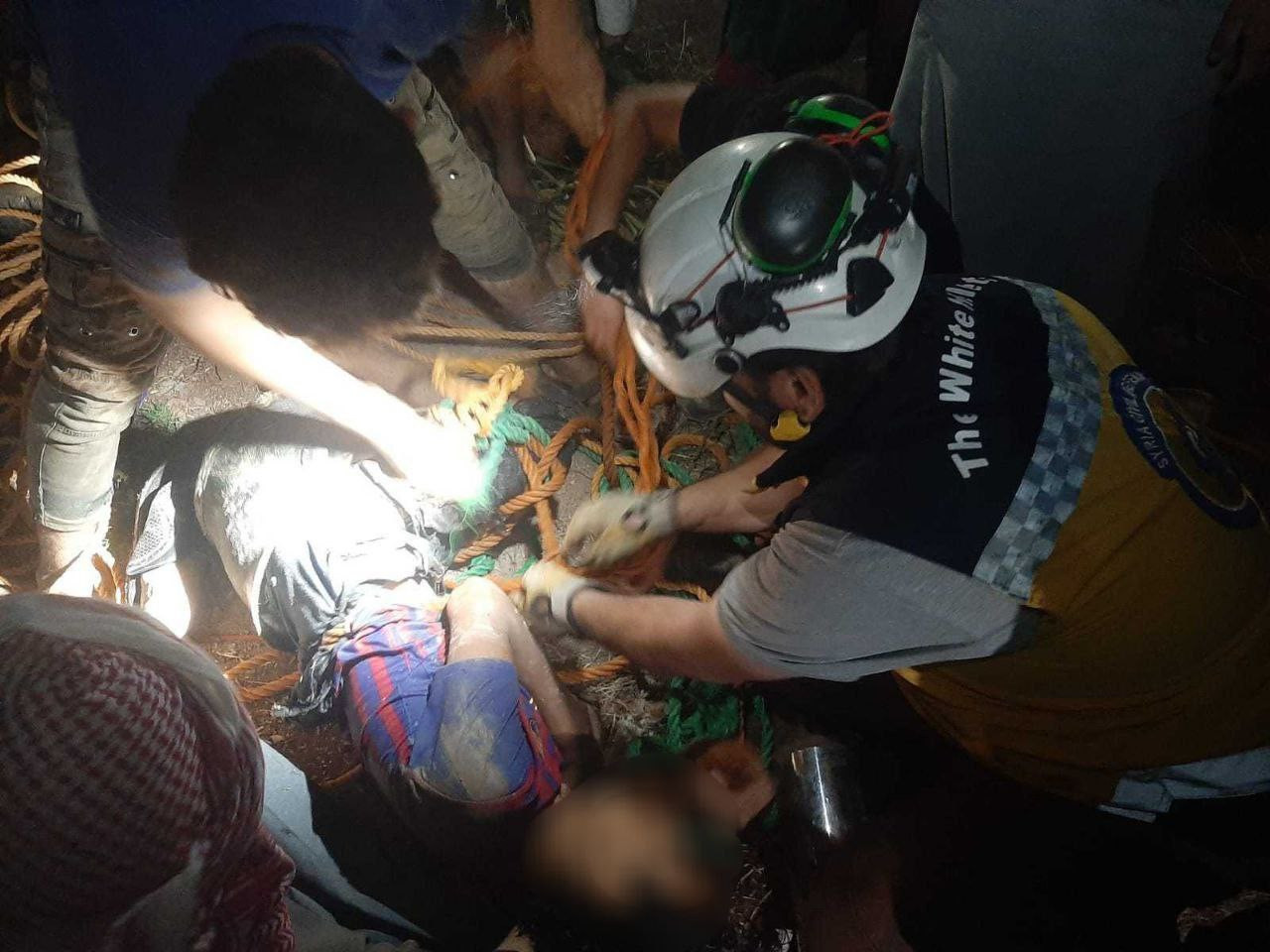 الدفاع المدني ينقذ طفلا من داخ...