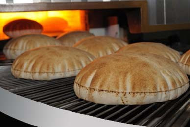 أطفال بملابس داخلية يعملون في...