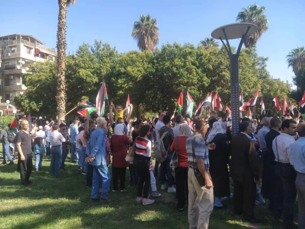 "أمن النظام" يعتقل نشطاء فلسطي...