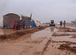 الوحل يمنع  السوريين في المخيم...