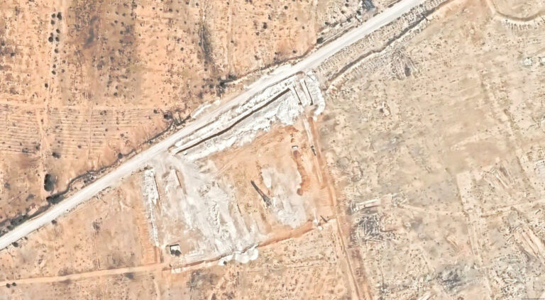 النظام يخفي معالم مقبرة جماعية...