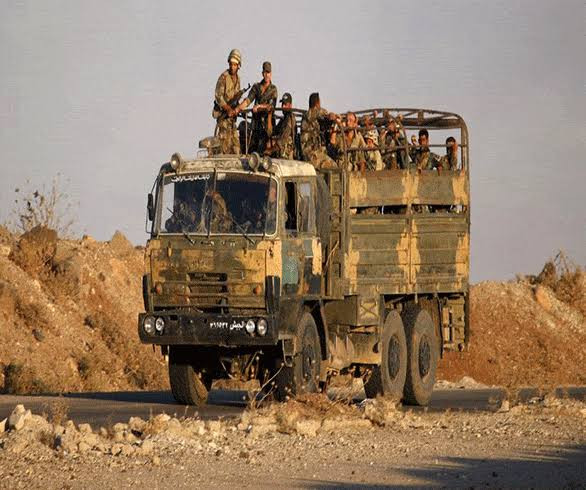 استهداف حافلة عسكرية للنظام بر...