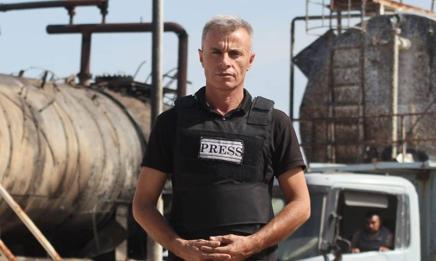 ملثمون يعتقلون إعلامياً في الح...