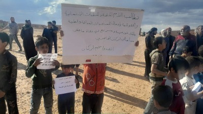 نازحو مخيم الركبان يطالبون بفك...