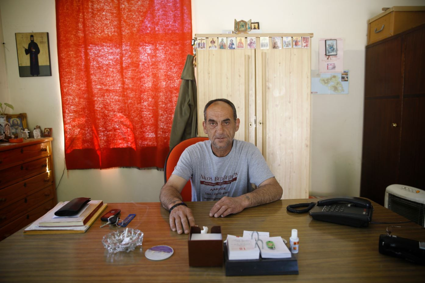 عامل بمقبرة للمهاجرين باليونان...