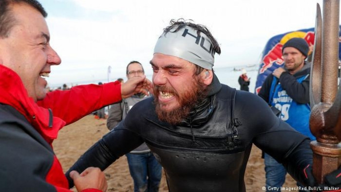 مغامر يلتف حول بريطانيا سباحة....