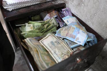 سوريا.. مطالبات بإصدار فئة 25 ألف ليرة بعد معاناة نقل العملة 