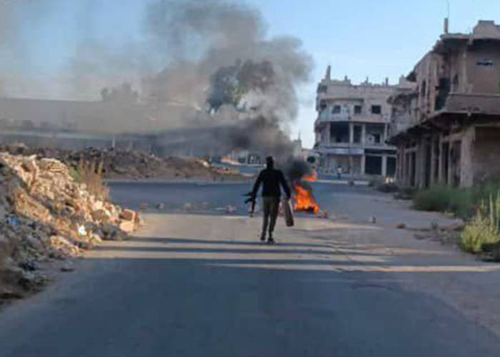 أهالي درعا المحطة يغلقون الطرق...