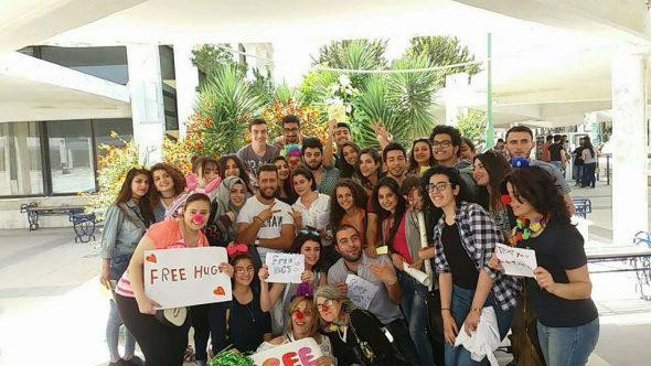 "العناق المجاني" آخر اختراعات...