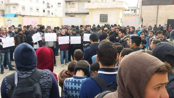 معلمو الباب يعتصمون أمام مديري...