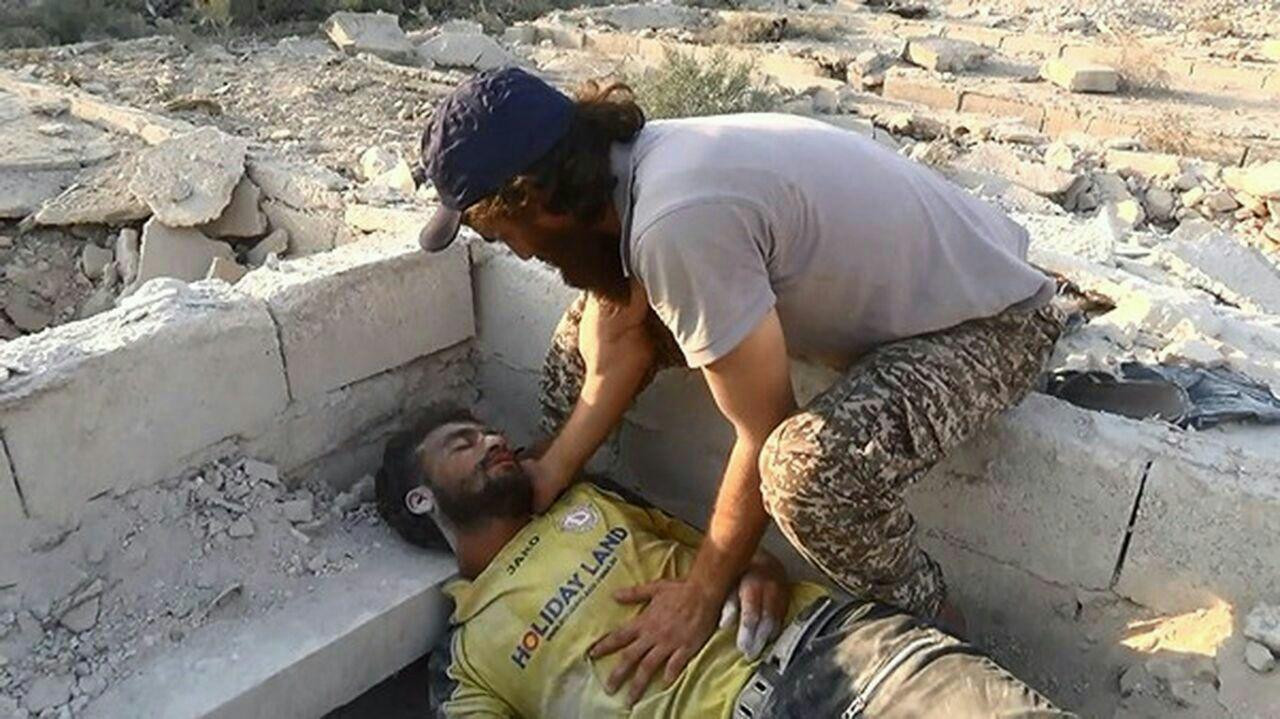 هرباً من القصف "القبور" أسرّة...