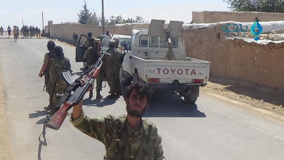 الجيش الحر يدخل الباب بعد معار...