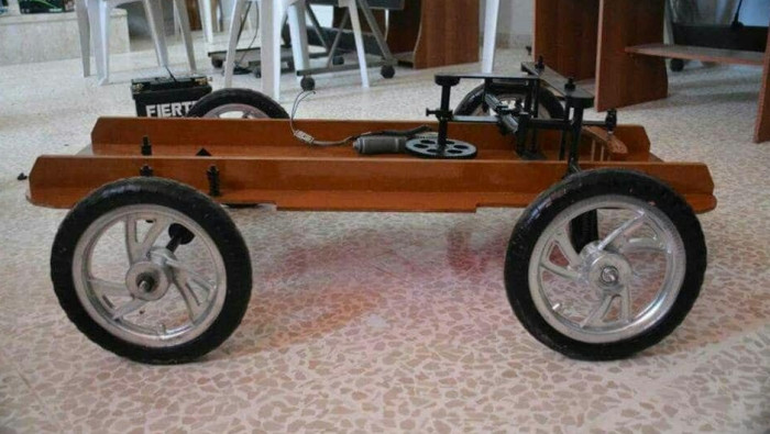 فريق "الإبداع الهندسي" يصنع سي...