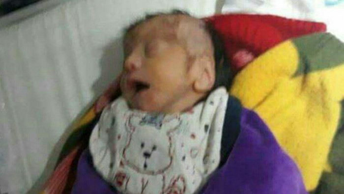 "أمٌ" تتخلى عن طفلها الرضيع في...