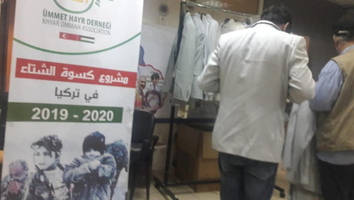 جمعية خيرية توزع ملابس شتوية ل...