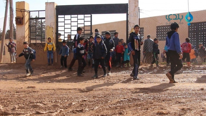 الطين يعزل مدرسة "رسم الصهريج"...