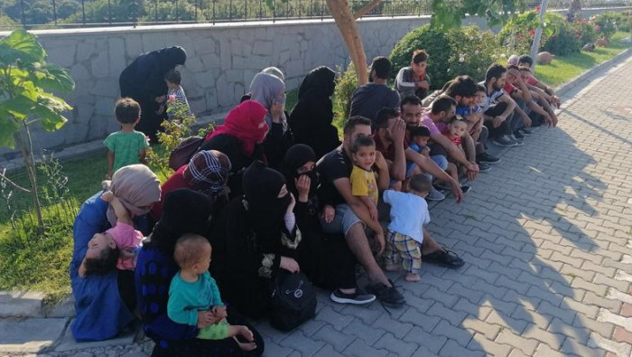 تركيا توقف مهاجرين سوريين حاول...