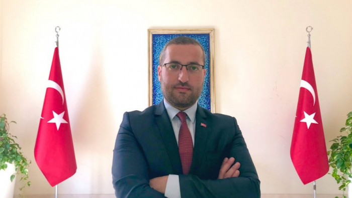 صحفي تركي يحذر اللاجئين من الإ...