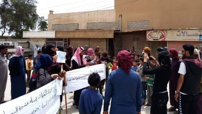 أهالي دير الزور يستمرون باحتجا...