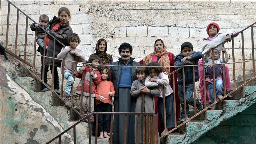 أكثر من 45 لاجئا يعيشون في منز...